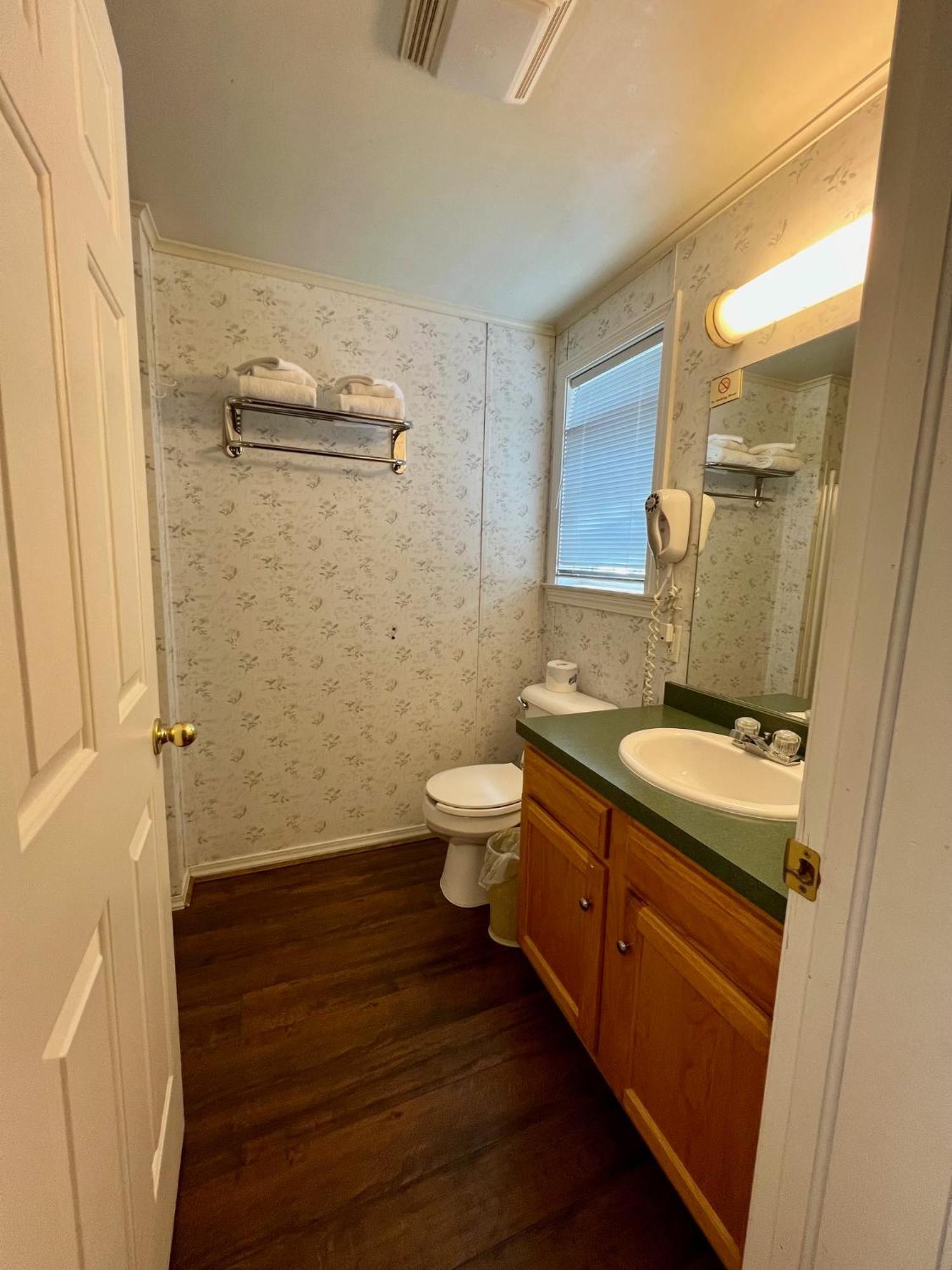 Rodeway Inn & Suites Brunswick Near Hwy 1 Exteriör bild